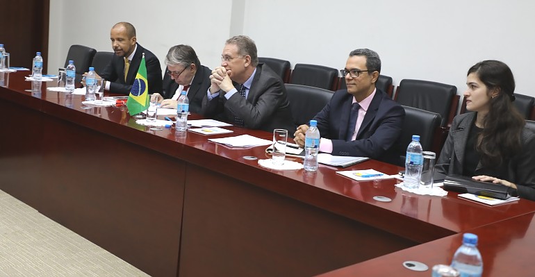 Mhe. Fernando de Abreu na Ujumbe wake wakifuatilia mazungumzo