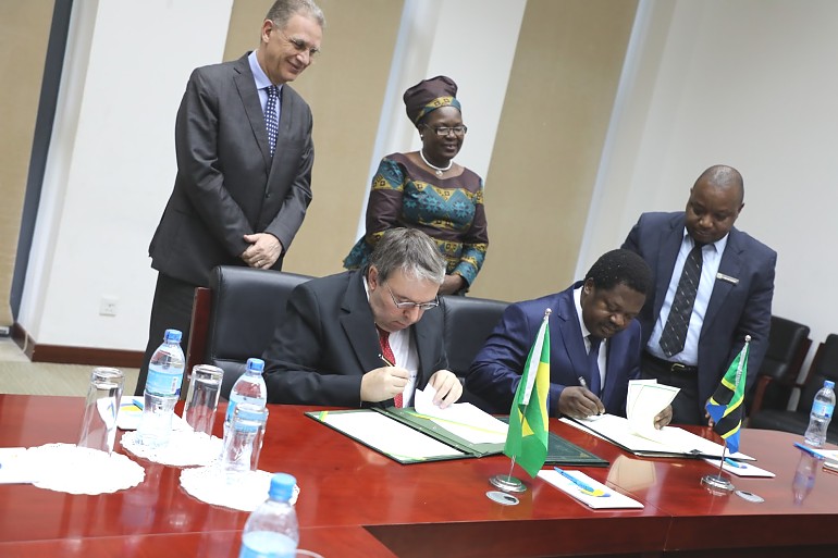 Hati ikisainiwa. Pembeni ya Balozi Nchimbi ni Bw. Mustafa M. Ussi, Afisa Mambo ya Nje kutoka Kitengo cha Sheria .