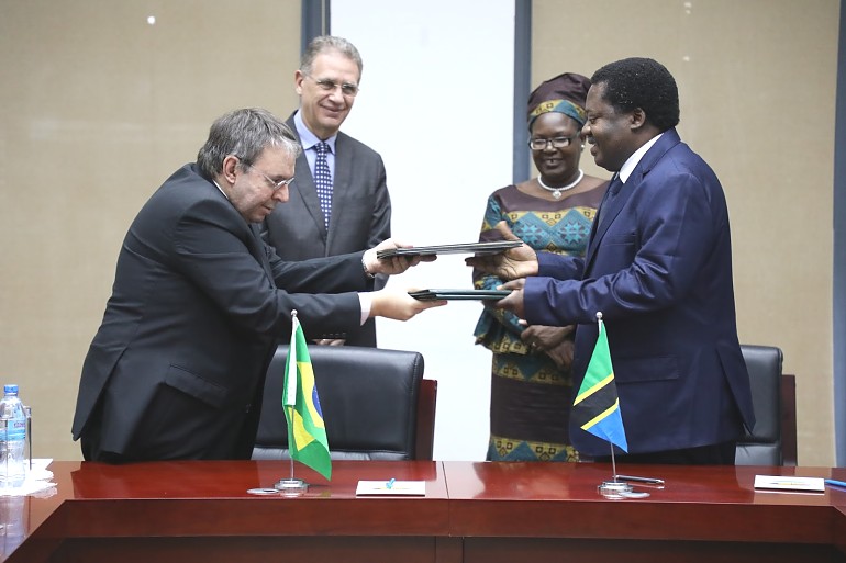 Mhe. Balozi Nchimbi na Mhe. Balozi Puente wakibadilishana Hati hiyo mara baada ya kusaini huku Naibu Mawaziri wakishuhudia