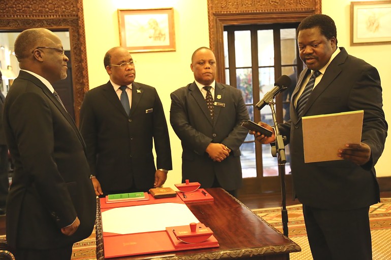 Rais wa Jamhuri ya Muungano wa Tanzania Mhe. Dkt. John Pombe Joseph Magufuli akimwapisha Dkt. Emmanuel Nchimbi kuwa Balozi wa Tanzania nchini Brazili, Ikulu jijini Dar esa salaam leo January 20, 2017.