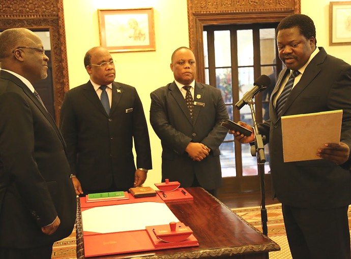 Rais wa Jamhuri ya Muungano wa Tanzania Mhe. Dkt. John Pombe Joseph Magufuli akimwapisha Dkt. Emmanuel Nchimbi kuwa Balozi wa Tanzania nchini Brazili, Ikulu jijini Dar esa salaam leo January 20, 2017.