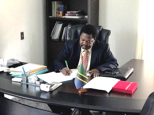 Balozi wa Tanzania nchini Brazil, Mhe. Emmanuel Nchimbi akianza rasmi majukumu yake ya ofisini kwenye wadhifa wa Balozi mara baada ya kuwasili rasmi kwenye Ofisi za Ubalozi wa Tanzania zilizopo kwenye makao makuu nchini humo, mjini Brasilia.