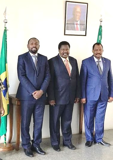 Balozi Nchimbi akiwa kwenye picha ya pamoja na Maafisa wa Ubalozi wa Tanzania nchini Brazil mara baada ya kumpokea na kumkaribisha rasmi kituoni hapo.