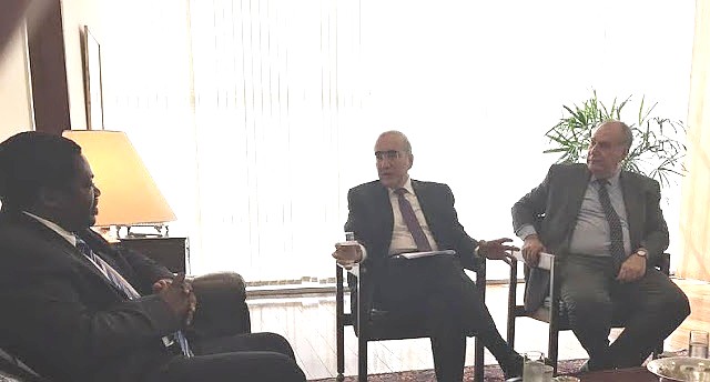 Balozi Nchimbi (kushoto) akizungumza na Katibu Mkuu wa Wizara ya Mambo ya Mambo ya Nje ya Brazil mara baada ya kuwasili Wizarani hapo kwa utambulisho.