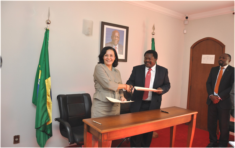 Balozi Dkt. Emmanuel Nchimbi akibadilishana mkabataba huo na Dkt. Sonia Nunes, Wakili wa Serikali ya Brazil mara baada ya kusaini mkataba wa msamaha wa deni.