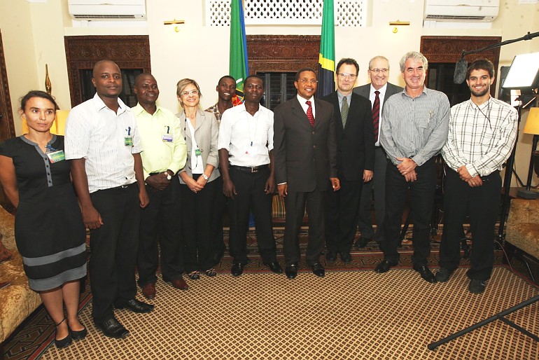 Rais Dkt Jakaya Mrisho Kikwete Akiwa Katika Picha ya Pamoja na Crew ya Cinevideo Production ya Brazil Baada ya Kufanya Nayo Mahojiano Ijumaa Usiku Ikulu Jijini Dar es Salaam