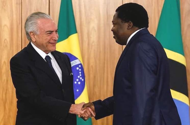 Balozi wa Tanzania nchini Brazil, Balozi Emmanuel Nchimbi (kulia) akisalimiana na Rais wa Brazil, Michel Temer wakati alifika kujitambulisha katika Ikulu ya Palácio do Planalto Jijini Brasilia, nchini humo, hivi karibuni.