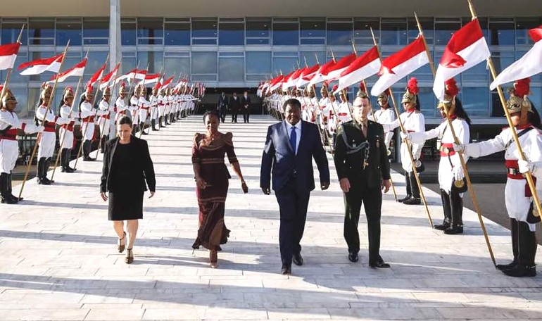 Balozi wa Tanzania nchini Brazil, Balozi Emmanuel Nchimbi (wa pili kulia) akiwa ameambatana na Mkewe (kulia kwake) wakiwasili katika Ikulu ya Palácio do Planalto Jijini Brasilia, alipokwenda kujitambulisha kwa Rais Michel Temer.