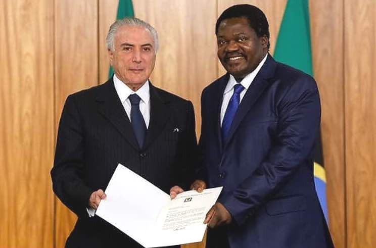 Balozi wa Tanzania nchini Brazil, Balozi Emmanuel Nchimbi (kulia) akiwasilisha hati ya utambulisho kwa Rais wa Brazil, Michel Temer wakati alipofika kujitambulisha katika Ikulu ya Palácio do Planalto Jijini Brasilia, nchini humo, hivi karibuni.