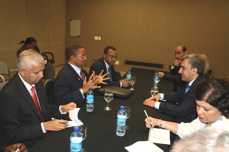 Rais Dkt Jakaya Mrisho Kikwete akiongea na Waziri Mkuu wa Georgie Mh Nika Gilauri katika ukumbi wa mikutano wa Brasilia Convention Centre jijini Brasilia, Brazil,baada ya kuhudhuria mkutano wa Open Government Partnership.