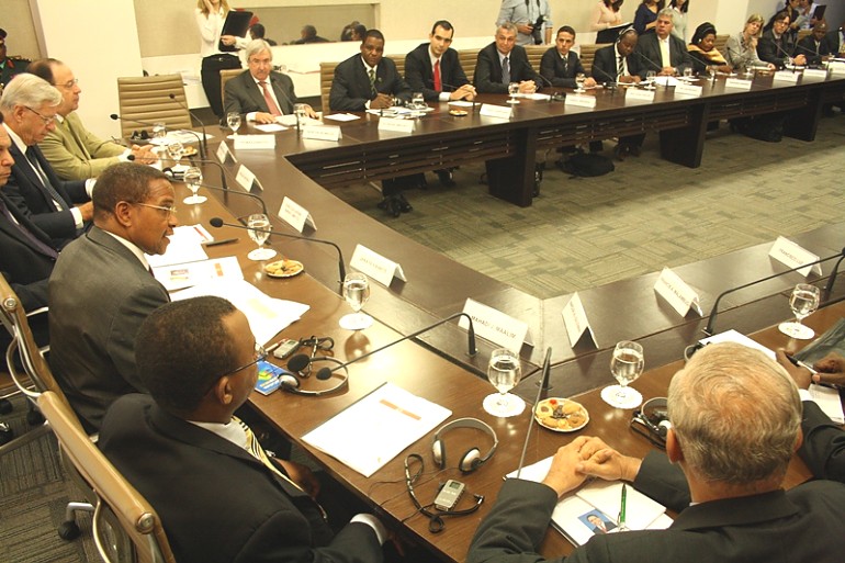 Rais Jakaya Mrisho Kikwete akiwa katika mazungumzo na wajumbe wa chama cha wafanyabiashara na wawekezaji wakubwa wa nchi ya Brazil alipokutana nao katika siku ya mwisho ya ziara yake ya kikazi jijini Sao Paulo.